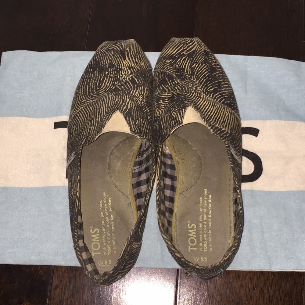 Toms cream and black